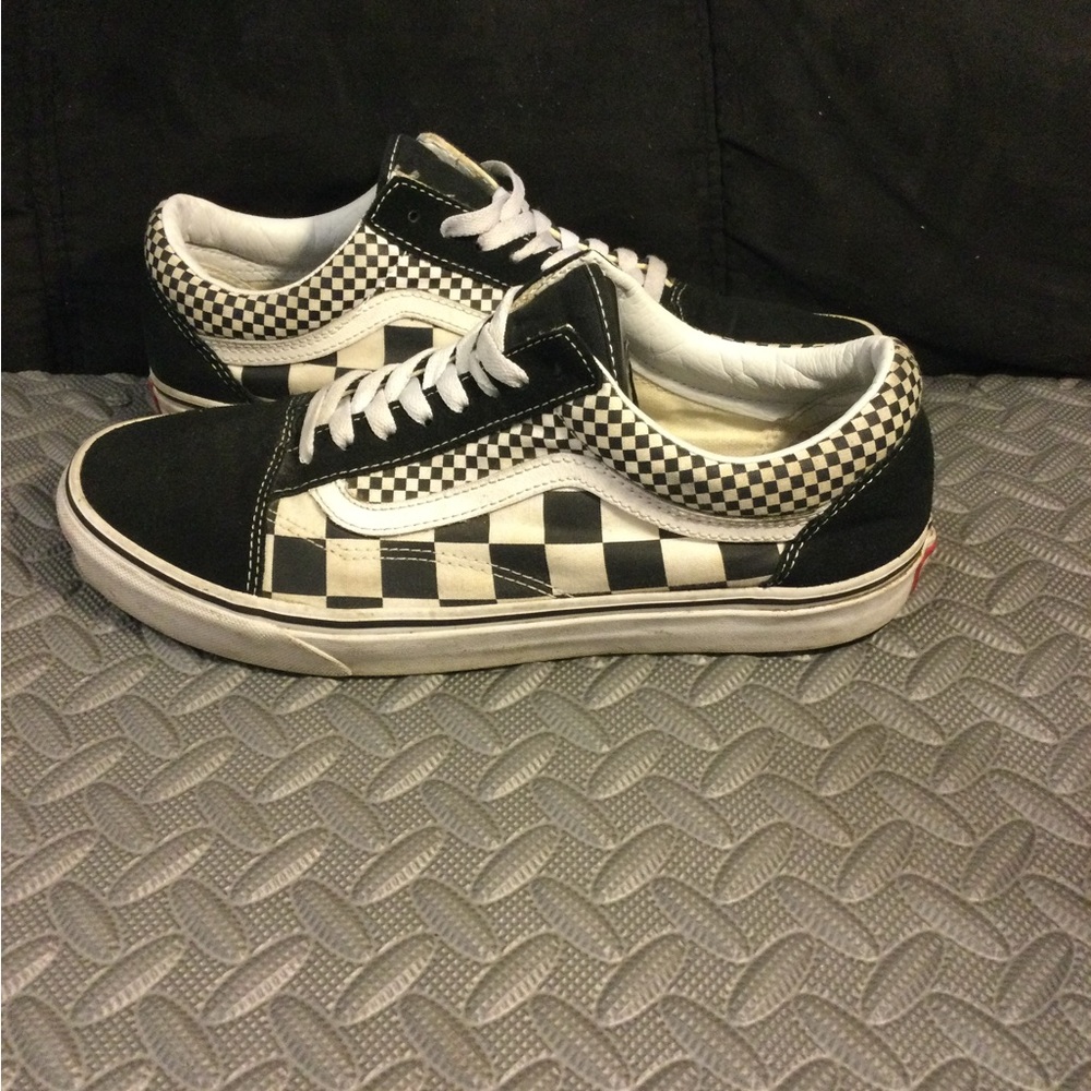 LIKE NEW Vans Checkered Black and White Old Skool Sneakers Men’s size 10.5